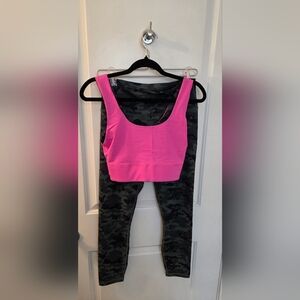 Fabletics Camo Cropped Legging Set Reversible Pink Sports Bra Size M EUC